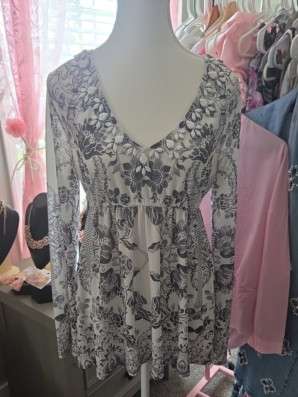 Boston Proper White and Gray Floral Long Sleeve V-Neck Top NWOT